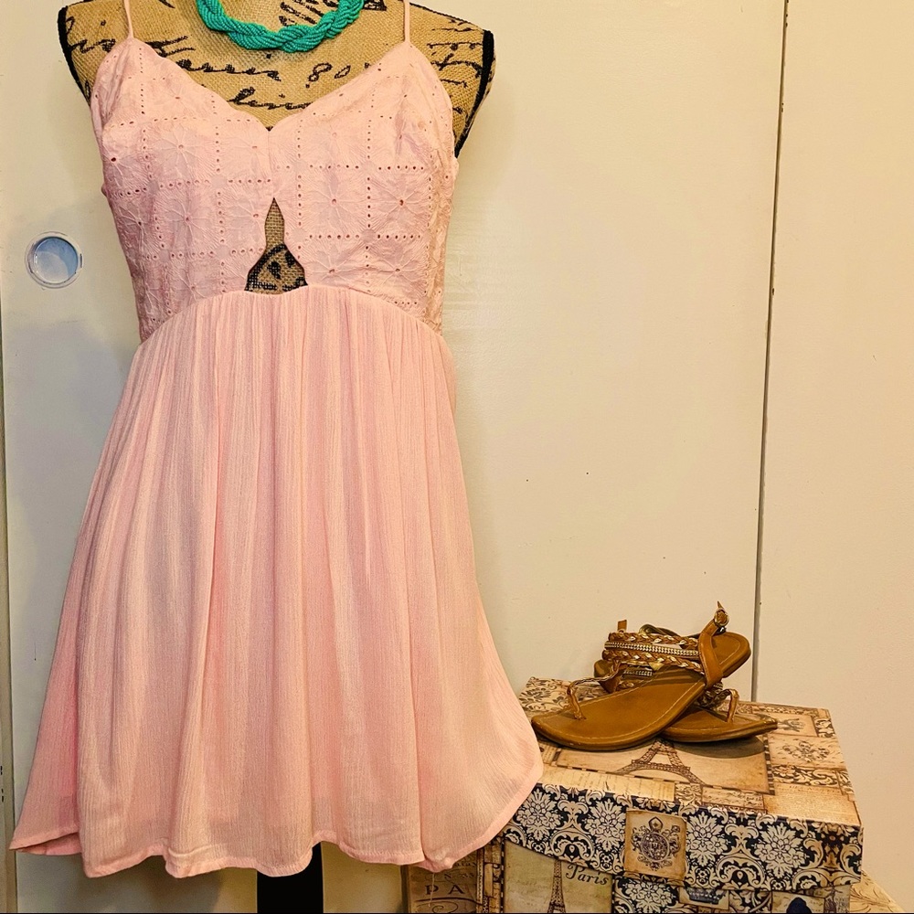 Lulu’s peachy pink dress